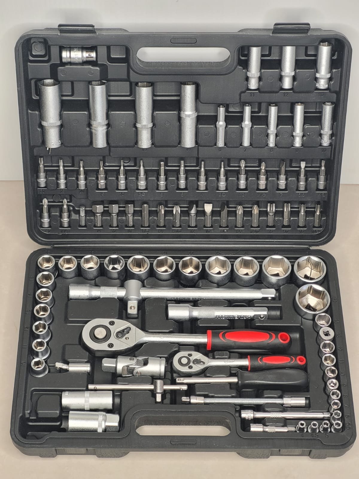 94 Piece  1/4" & 1/2" Drive Socket Set