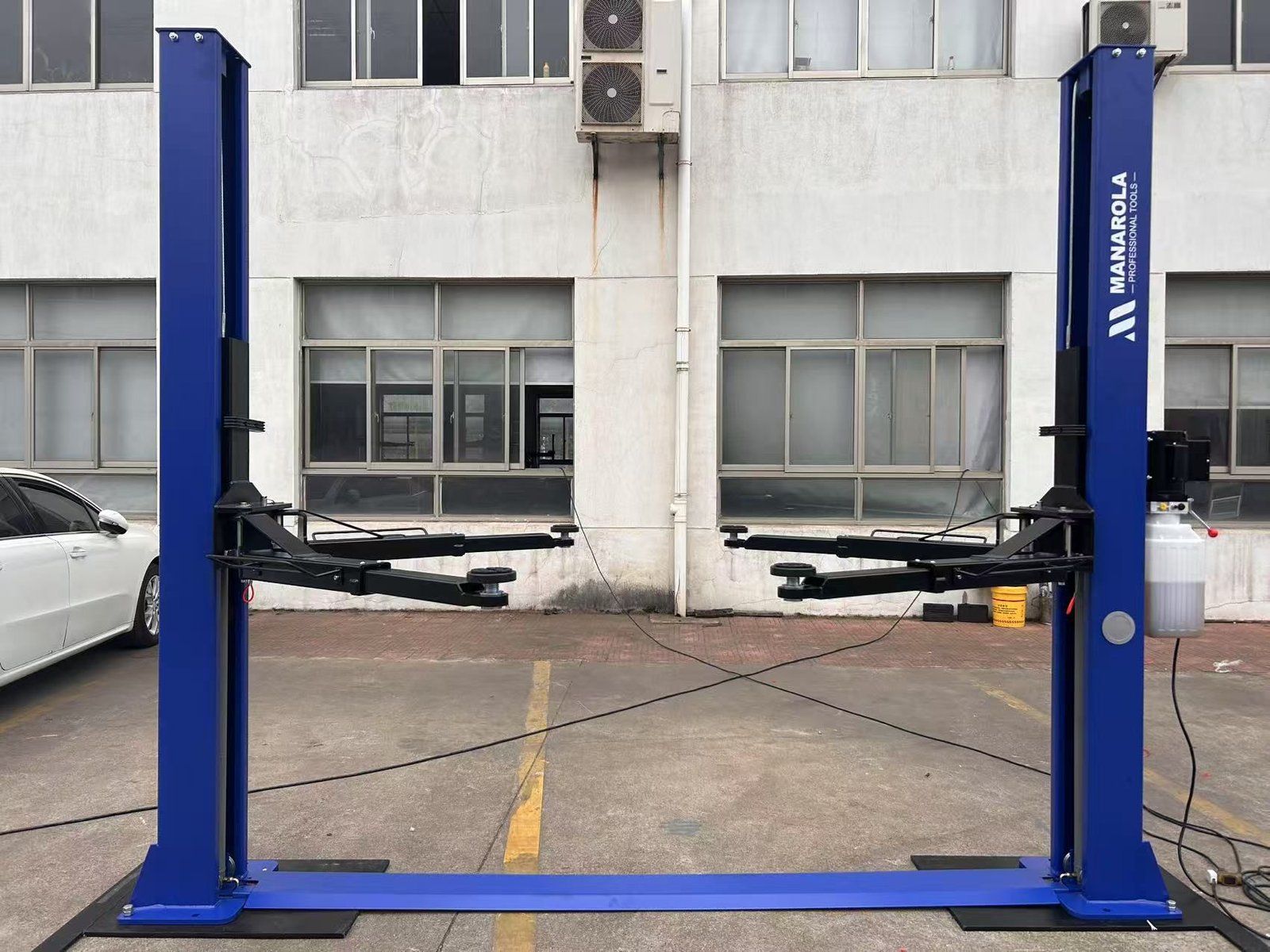 Manarola 4 Ton 2 Post Car Lift With 12 Months Warranty